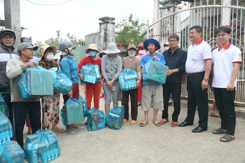 Báo Pháp luật Việt Nam đưa hơn 20 tấn hàng thiết yếu đến người dân vùng lũ Phú Yên, tỉnh Đắk Lắk